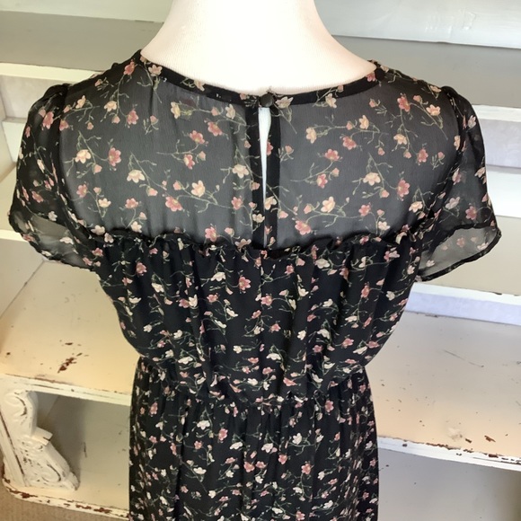 Romantic Floral Dress - Picture 4 of 9